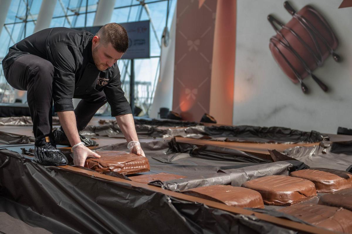 Russell Stover makes world's largest box of chocolates | Kansas